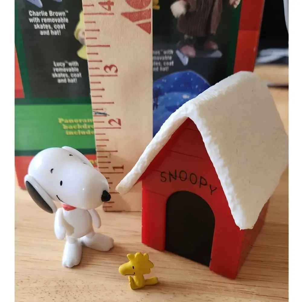 2012 Peanuts Poseable Snoopy Woodstock Snow Covered Doghouse Holiday Figurines